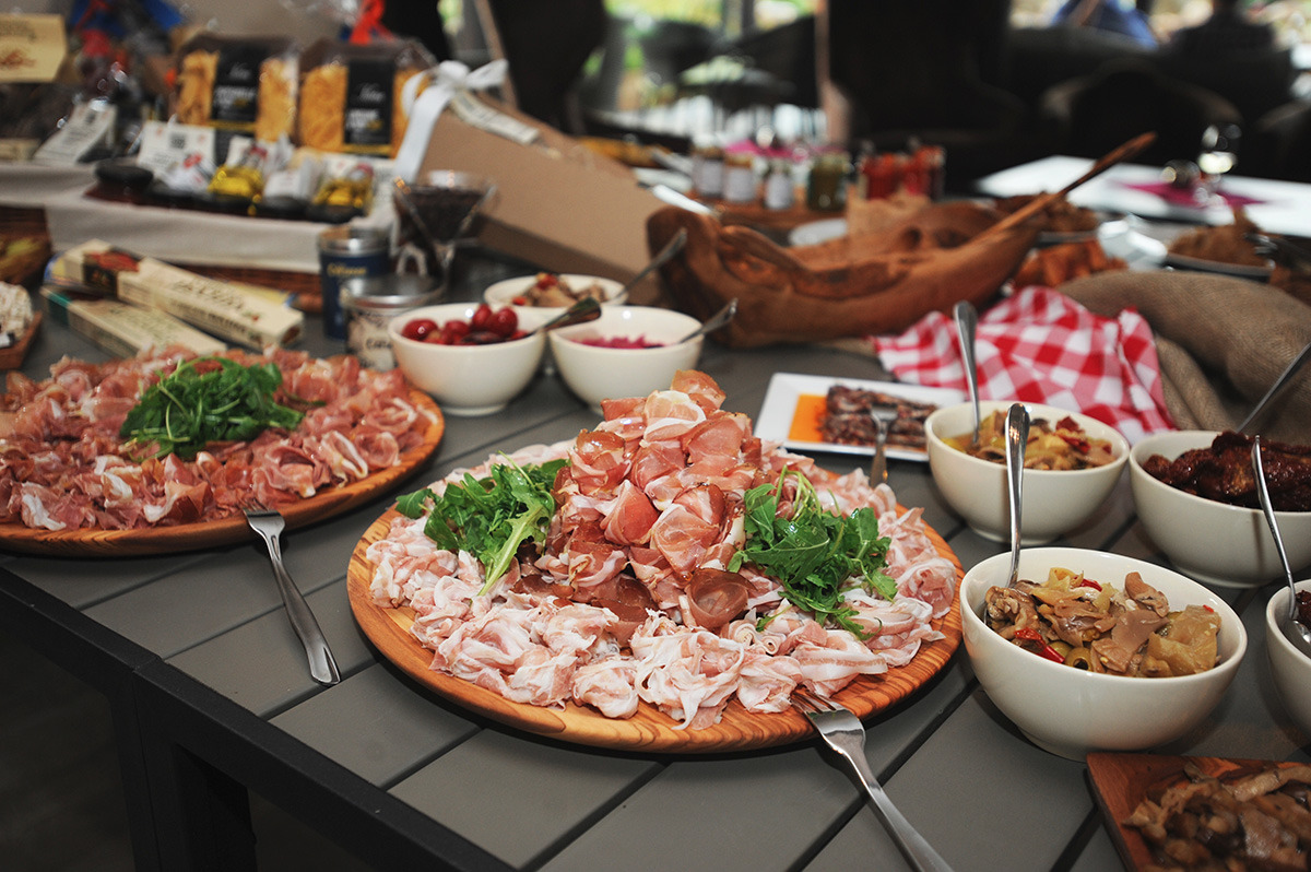 Stůl s uzeninami, sýry a antipasti při degustaci