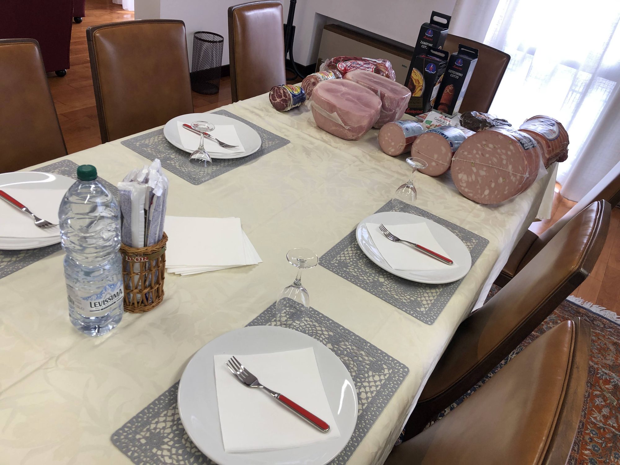 Prostřený stůl s uzeninami