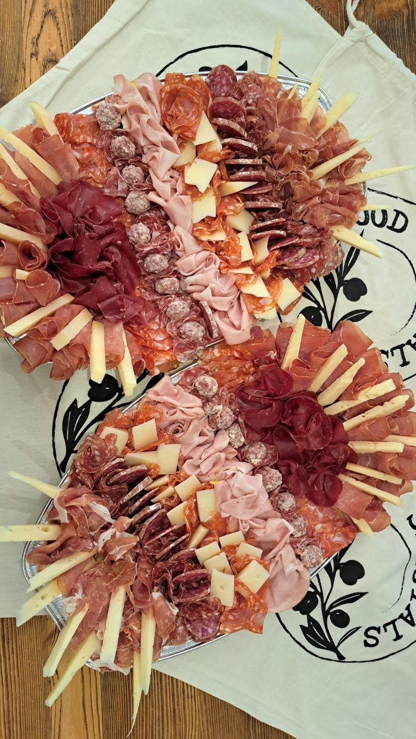 Dvě mísy uzenin a sýrů na plátěné tašce Food specials