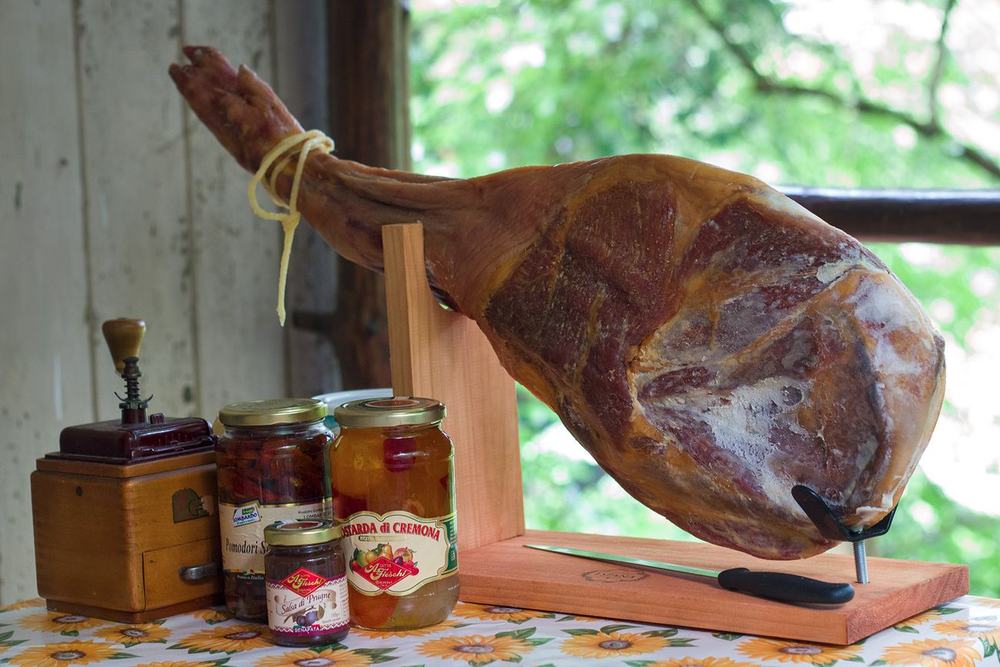 Pršut na stojanu, mostarda di Cremona a sušená rajčata v oleji
