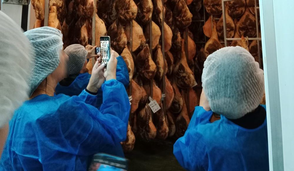 Prohlídka zrací komory se sušenými šunkami u italského výrobce